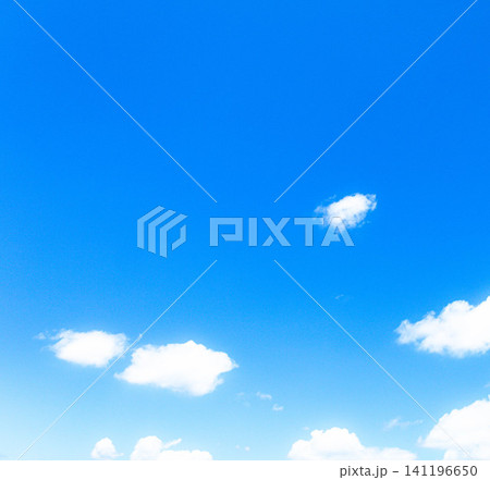 夏の青空と白い雲のシンプルな風景 夏の青空と白い雲のシンプルな風景 141196650
