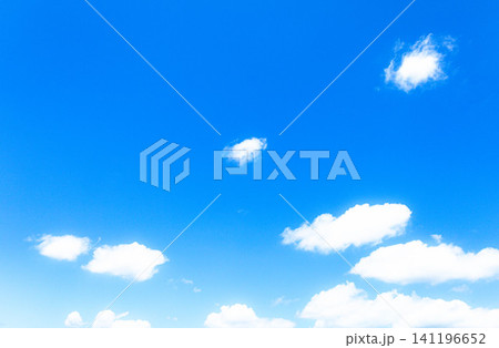 夏の青空と白い雲のシンプルな風景 夏の青空と白い雲のシンプルな風景 141196652