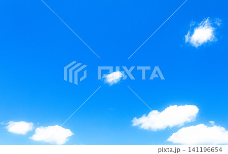夏の青空と白い雲のシンプルな風景 夏の青空と白い雲のシンプルな風景 141196654