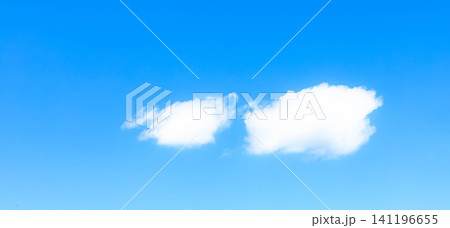 夏の青空と白い雲のシンプルな風景 夏の青空と白い雲のシンプルな風景 141196655