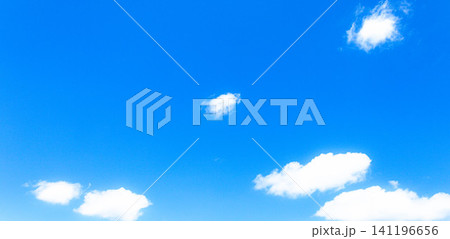 夏の青空と白い雲のシンプルな風景 夏の青空と白い雲のシンプルな風景 141196656