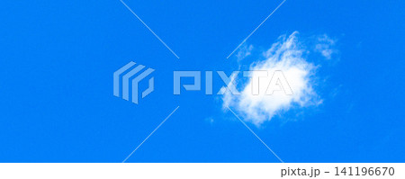 夏の青空と白い雲のシンプルな風景 夏の青空と白い雲のシンプルな風景 141196670