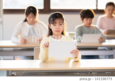 学習塾 タブレットを使って授業を受ける子供 学習塾 タブレットを使って授業を受ける子供 141196773