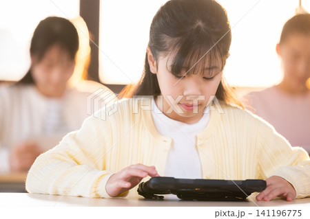 学習塾 タブレットを使って授業を受ける子供 学習塾 タブレットを使って授業を受ける子供 141196775