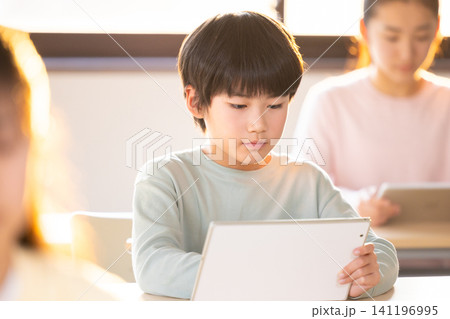 学習塾 タブレットを使って授業を受ける子供 学習塾 タブレットを使って授業を受ける子供 141196995