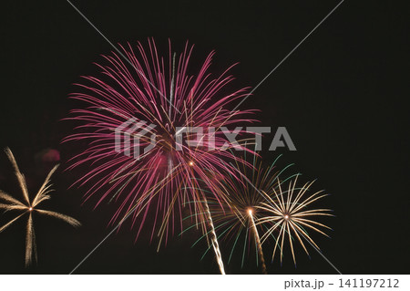 夏の夜空に咲く花火 夜空に咲く花火 高く輝く花火大会 花火 夜空 花火イメージ 花火大会 夏の夜空に咲く花火 夜空に咲く花火 高く輝く花火大会 花火 夜空 花火イメージ 花火大会 141197212