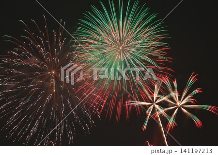 夏の夜空に咲く花火 夜空に咲く花火 高く輝く花火大会 花火 夜空 花火イメージ 花火大会 夏の夜空に咲く花火 夜空に咲く花火 高く輝く花火大会 花火 夜空 花火イメージ 花火大会 141197213