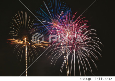 夏の夜空に咲く花火 夜空に咲く花火 高く輝く花火大会 花火 夜空 花火イメージ 花火大会 夏の夜空に咲く花火 夜空に咲く花火 高く輝く花火大会 花火 夜空 花火イメージ 花火大会 141197232