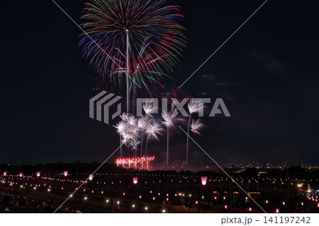 夏の夜空に咲く花火 夜空に咲く花火 高く輝く花火大会 花火 夜空 花火イメージ 花火大会 夏の夜空に咲く花火 夜空に咲く花火 高く輝く花火大会 花火 夜空 花火イメージ 花火大会 141197242