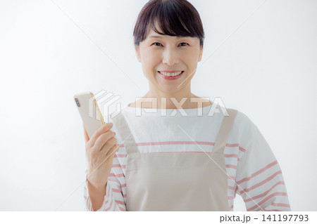 スマホを見る主婦 141197793
