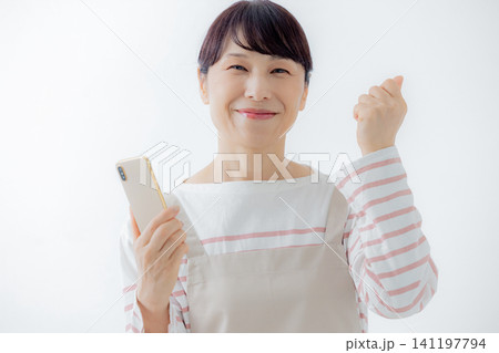 スマホを見る主婦 スマホを見る主婦 141197794