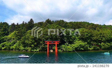 箱根神社の平和の鳥居と芦ノ湖を運航する遊覧船の空撮 箱根神社の平和の鳥居と芦ノ湖を運航する遊覧船の空撮 141198270