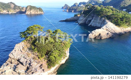 三四郎島まで見渡せる西伊豆堂ヶ島の壮大なパノラマ 三四郎島まで見渡せる西伊豆堂ヶ島の壮大なパノラマ 141198279