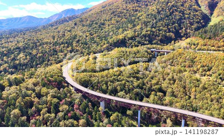 秋の三国峠と松見大橋│北海道の雄大な樹海を巡る絶景空撮 秋の三国峠と松見大橋│北海道の雄大な樹海を巡る絶景空撮 141198287
