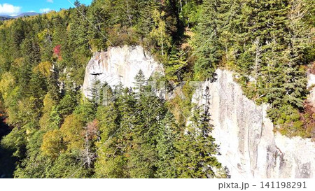 荒々しい岩肌が露出する層雲峡のダイナミックな景観 荒々しい岩肌が露出する層雲峡のダイナミックな景観 141198291