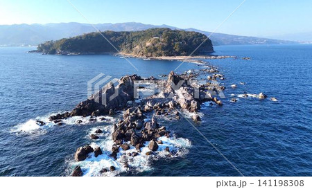 海へと続く岩礁が美しい真鶴半島と三ツ石の全景 海へと続く岩礁が美しい真鶴半島と三ツ石の全景 141198308