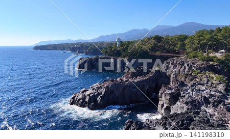 紺碧の海と荒々しい溶岩岩礁が続く城ヶ崎海岸絶景 紺碧の海と荒々しい溶岩岩礁が続く城ヶ崎海岸絶景 141198310