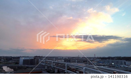 夕焼けの空と広大な港北ジャンクション全景空撮 夕焼けの空と広大な港北ジャンクション全景空撮 141198316