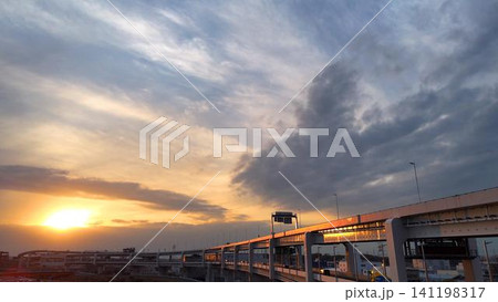 ダイナミックな高架橋と美しい夕焼け空の風景 141198317