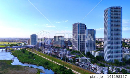 川の流れと高層ビル群が美しい立体的な都市風景 川の流れと高層ビル群が美しい立体的な都市風景 141198327