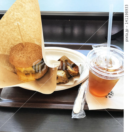カフェで楽しむハンバーガーランチ カフェで楽しむハンバーガーランチ 141198933