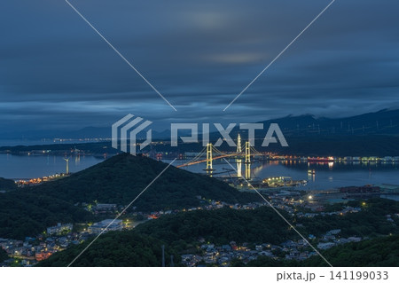 日本の北海道室蘭市のとても美しい夜景 日本の北海道室蘭市のとても美しい夜景 141199033