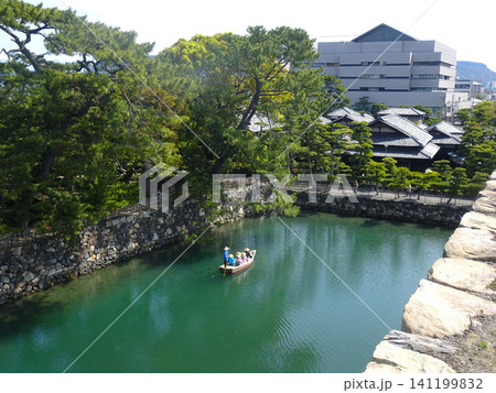 史跡高松城址玉藻公園内のお堀の和船(香川県高松市) 史跡高松城址玉藻公園内のお堀の和船(香川県高松市) 141199832