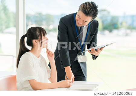 塾・学童で勉強・学校で授業・夏期講習をする小学生,中学生の女の子と教師,塾講師の男性 塾・学童で勉強・学校で授業・夏期講習をする小学生,中学生の女の子と教師,塾講師の男性 141200063