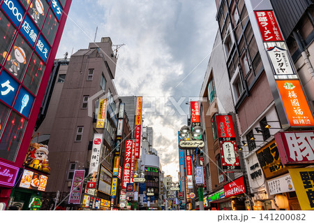 渋谷センター街の夕暮れ 東京都渋谷区宇田川町 渋谷センター街の夕暮れ 東京都渋谷区宇田川町 141200082