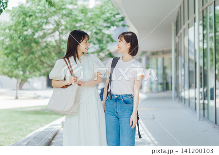 大学のキャンパスを歩く女子大生二人組 大学のキャンパスを歩く女子大生二人組 141200103
