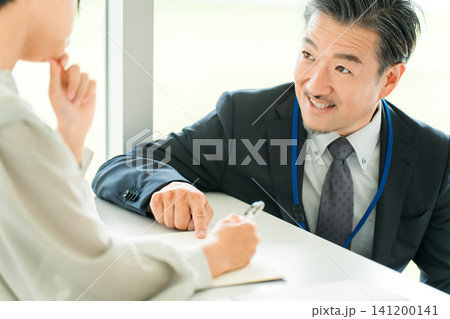 塾・学童で勉強・学校で授業・夏期講習を指導するスーツ姿の教師,講師の男性 塾・学童で勉強・学校で授業・夏期講習を指導するスーツ姿の教師,講師の男性 141200141