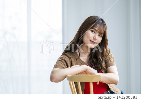 椅子に座る若い女性のポートレート 椅子に座る若い女性のポートレート 141200393