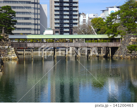 高松城跡(玉藻城跡・玉藻公園)の天守台と鞘橋_香川県高松市 高松城跡(玉藻城跡・玉藻公園)の天守台と鞘橋_香川県高松市 141200463