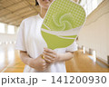 ピックルボールのパドルを持つ若い女性 141200930