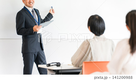 塾,セミナー,講習会でホワイトボードの前で講義する男性講師,教員,塾講師 塾,セミナー,講習会でホワイトボードの前で講義する男性講師,教員,塾講師 141200988