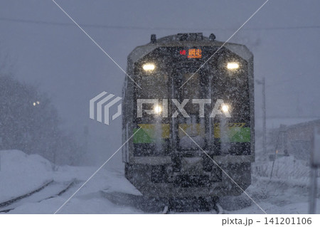 吹雪の中を走る石北線の列車 吹雪の中を走る石北線の列車 141201106