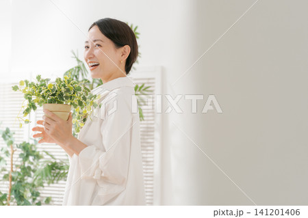 観葉植物を持つミドル女性 141201406