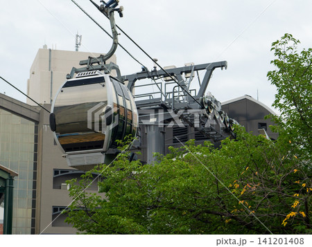みなとみらいの空を彩る都市型ロープウェイと初夏の爽やかな新緑 みなとみらいの空を彩る都市型ロープウェイと初夏の爽やかな新緑 141201408