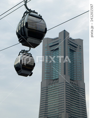 ロープウェイのゴンドラと横浜ランドマークタワーの縦位置風景 ロープウェイのゴンドラと横浜ランドマークタワーの縦位置風景 141201597