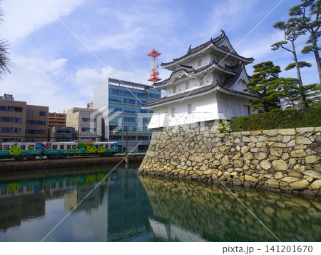 高松城跡(玉藻城跡・玉藻公園)の艮櫓(旧太鼓櫓跡)とJR四国の列車_香川県高松市 高松城跡(玉藻城跡・玉藻公園)の艮櫓(旧太鼓櫓跡)とJR四国の列車_香川県高松市 141201670