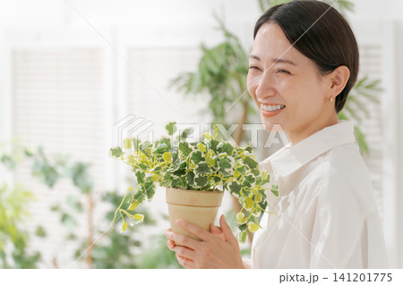 植木鉢を持つ女性 植木鉢を持つ女性 141201775