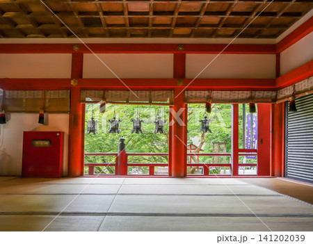 奈良県桜井市　新緑の談山神社の拝殿内部からの灯籠の眺め 141202039