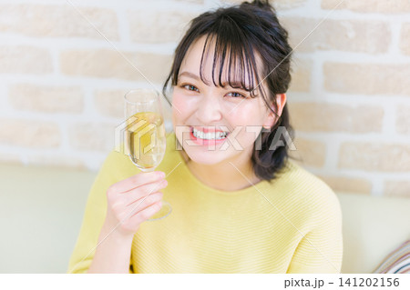 シャンパンを飲む若い女性 シャンパンを飲む若い女性 141202156