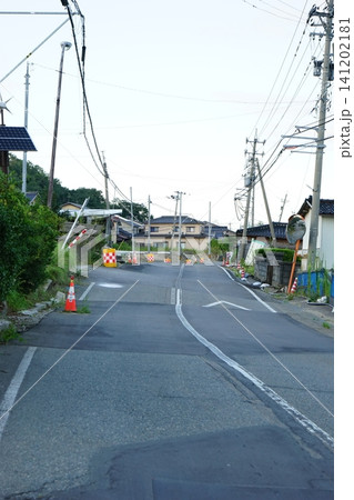 地震と液状化現象で破壊された道路 141202181