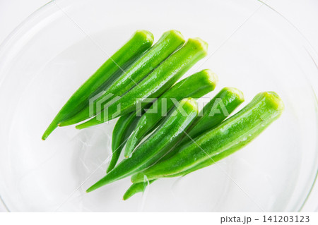 冷水に取り出した茹でたオクラ 冷水に取り出した茹でたオクラ 141203123