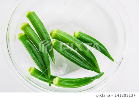 冷水に取り出した茹でたオクラ 冷水に取り出した茹でたオクラ 141203137