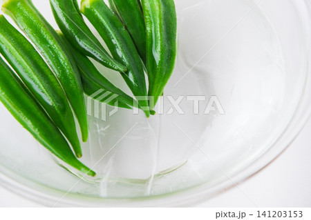 冷水に取り出した茹でたオクラ 冷水に取り出した茹でたオクラ 141203153