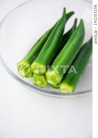 器に盛った茹でたオクラ 器に盛った茹でたオクラ 141203256