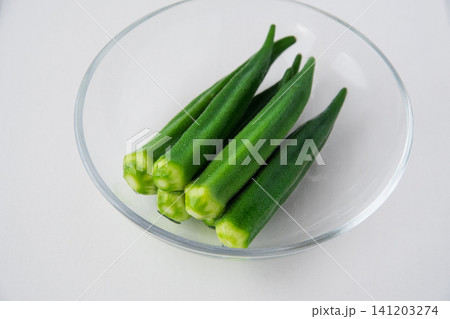 器に盛った茹でたオクラ 器に盛った茹でたオクラ 141203274