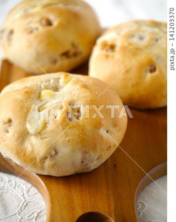 胡桃とチーズの全粒粉パン 胡桃とチーズの全粒粉パン 141203370